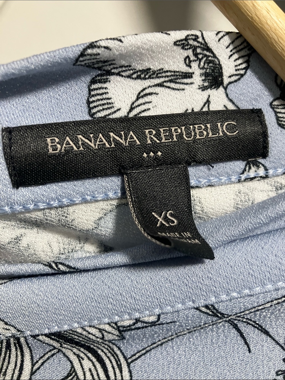 Banana Republic Light Blue Floral V-Neck Blouse - Picture 2 of 7
